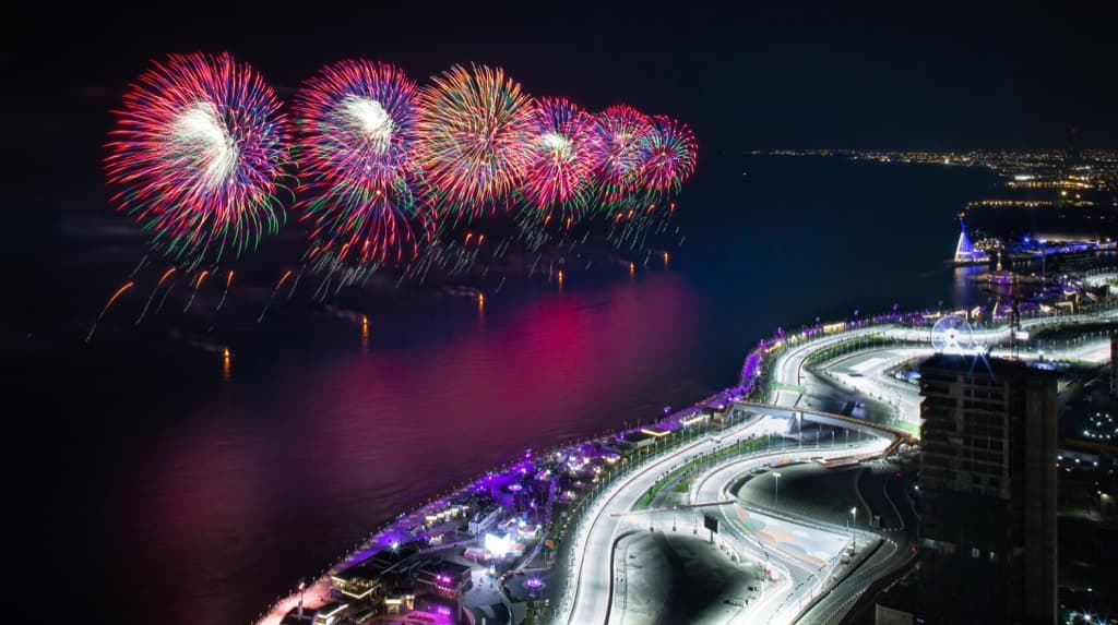 花火が上がる市街地の夜景