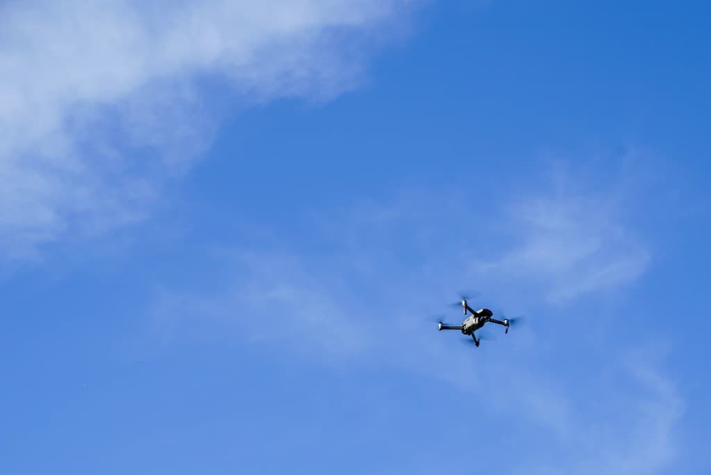 青空を飛ぶ無人航空機