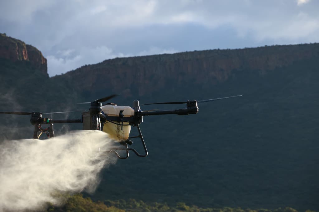 薬剤を散布しながら飛行する無人航空機